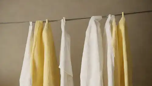 Ropa blanca amarilla en un estante
