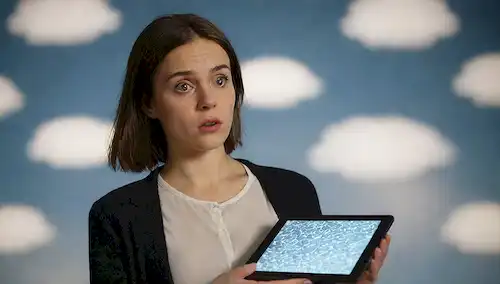 Una persona compra en línea, sosteniendo una tableta con una expresión enigmática, rodeada de nubes digitales y líneas de datos, con una sombra sutil de un ojo en el fondo, transmitiendo preocupación por la privacidad