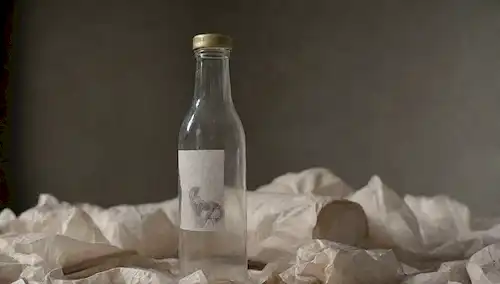 Botellas 3D de plástico transparente con símbolo reciclable en etiquetas, rodeadas de papel crujiente y trozos de tela, con un toque de maquinaria industrial en el fondo, todo en contra de un tono gris o beige