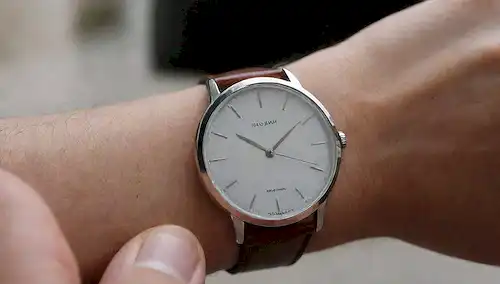 Un reloj elegante con una cara de plata