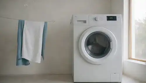 Lavadora limpia con tapa abierta, interior blanco, burbujas de jabón subiendo a la superficie, ropa suave colgando de percha, aire fresco circulando alrededor de ella, fondo brillante y aireado, textura sutil para el realismo