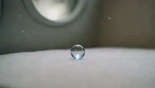 Lavadero limpio en una lavadora con un icono de agua fría junto a ella, rodeado de un ambiente de burbujas de jabón débil, con unas gotas de agua salpicando alrededor, y una sutil pista de aire fresco