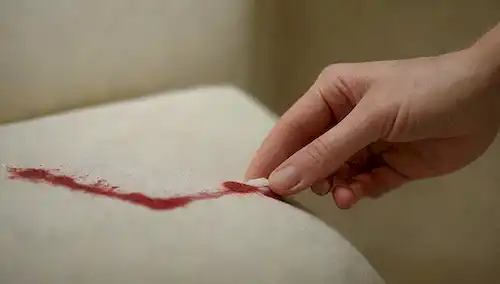 Tejido manchado de sangre con marcas rojas profundas