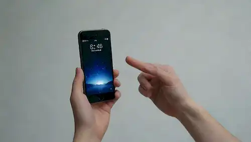 una mano sosteniendo un espacio vacío de aire