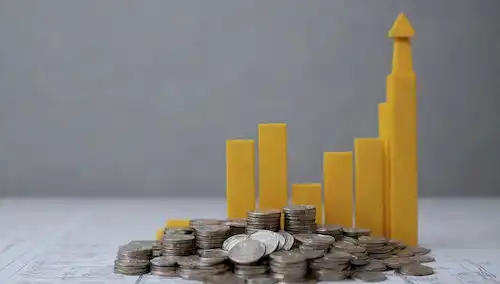 Gráfico 3D con concepto de consolidación de la deuda, flechas giratorias, monedas fusionadas, un paisaje urbano simplificado, una escalera que conduce a un fondo más ligero, una calculadora sobre una mesa, una apertura del banco de cerditos, y una sensación de crecimiento ascendente