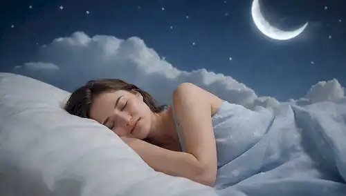 Una persona dormida tranquila rodeada de nubes, con una sutil sonrisa en su cara; ondas suaves o ondas maduras en el fondo para transmitir la relajación; colores suaves y mudos como azul y blanco; unas pocas estrellas o una luna crescente encima para insinuar en la noche; un sentido de serenidad y tranquilidad irradiando desde la escena