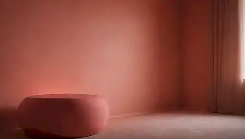 Brillante rojo suave, ambiente tranquilo, fondo sereno, iluminación cálida, curvas suaves, diseño minimalista, ambiente tranquilo, colores relajantes, reflejos sutiles, sombras calmantes, textura atractiva, interés táctil