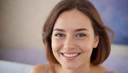 ilustración 3D de una mujer, sonriente, relajada, con calma expresión facial, rodeada de suaves colores de fondo como lavanda o polvo azul, enfoque suave, iluminación sutil, curvas y formas que forman un sentido de armonía y equilibrio, posiblemente con algunos elementos simbólicos relacionados con la feminidad o la fuerza