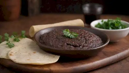 un plato de morcilla ricamente salsada, rebanada y servida en una tabla de corte rústica de madera, rodeada de tortillas crujientes, un trozo de mantequilla cremosa, una espolvor de perejil fresco, iluminación caliente, fondo oscuro, utensilios vintage, tazón de cerámica de mano en la distancia