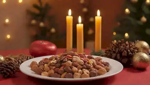 Un plato rebosante con una mezcla de nueces, frutas secas y chocolate, rodeado de velas festivas, decoraciones doradas, y unos pocos pincones estragos, contra un cálido fondo naranja-rojo, con un toque de luces navideñas en la esquina, y una sombra sutil de alguien que alcanza para más