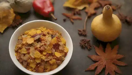 Hojas de otoño, tonalidades doradas, iluminación cálida, ingredientes frescos, colores vibrantes, utensilios de cocina, comida saludable, manos nutricionistas, herramientas culinarias, especias aromáticas, y un sentido de coziness