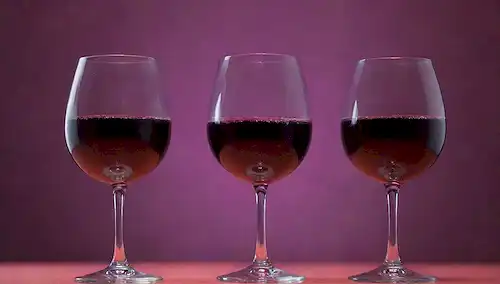 2 vasos con vino tinto, uno con expresión enigmática, uno con cara de alivio, rodeado de moléculas químicas, sutil gradiente de fondo rojo a púrpura, estilo ilustrativo