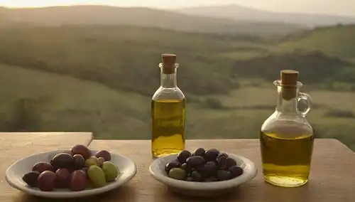 Una mesa con varias botellas de aceite de oliva